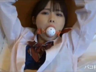 逼小紧致的漂亮美女酒店被鸡巴粗大又长的男友玩弄嫩穴后激烈爆插,包裹的很紧,边干边拍,女说：等下我站不住了!